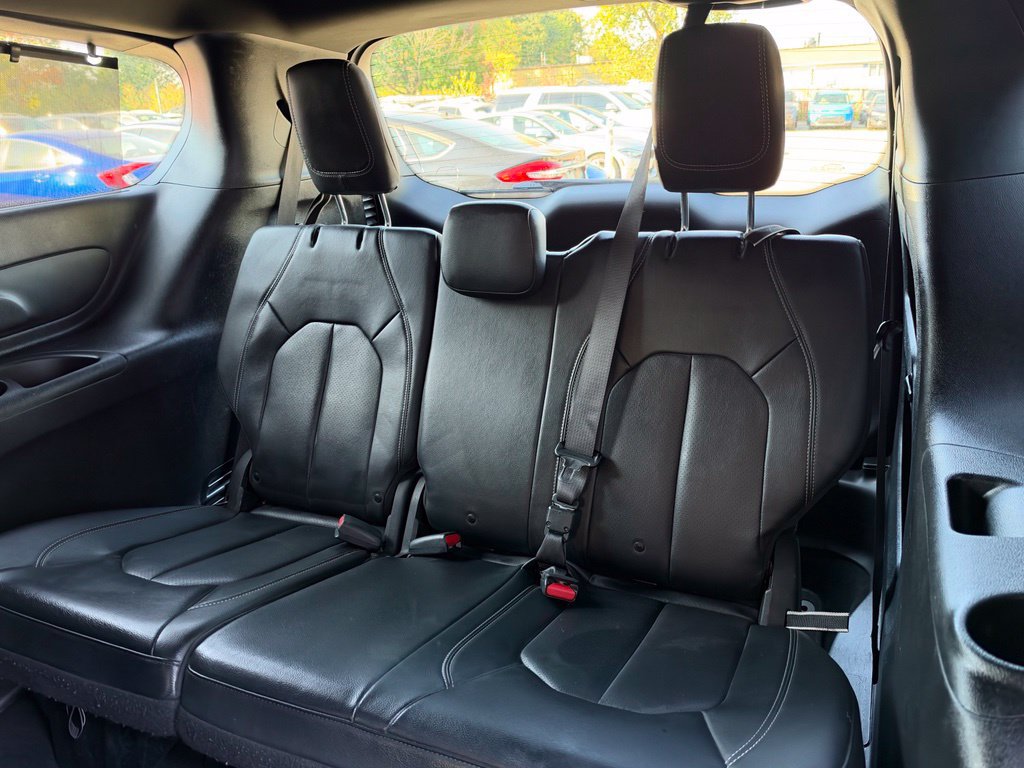 Used 2019 Chrysler Pacifica Touring-L w/ S Appearance Package FWD image 15