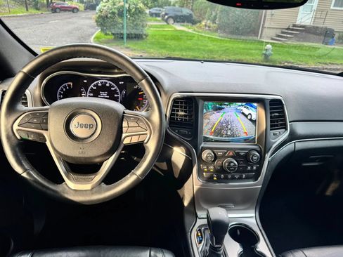 Used 2018 Jeep Grand Cherokee Limited AWD/4WD image 12