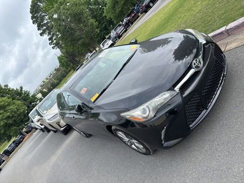 Used 2017 Toyota Camry SE FWD image 3
