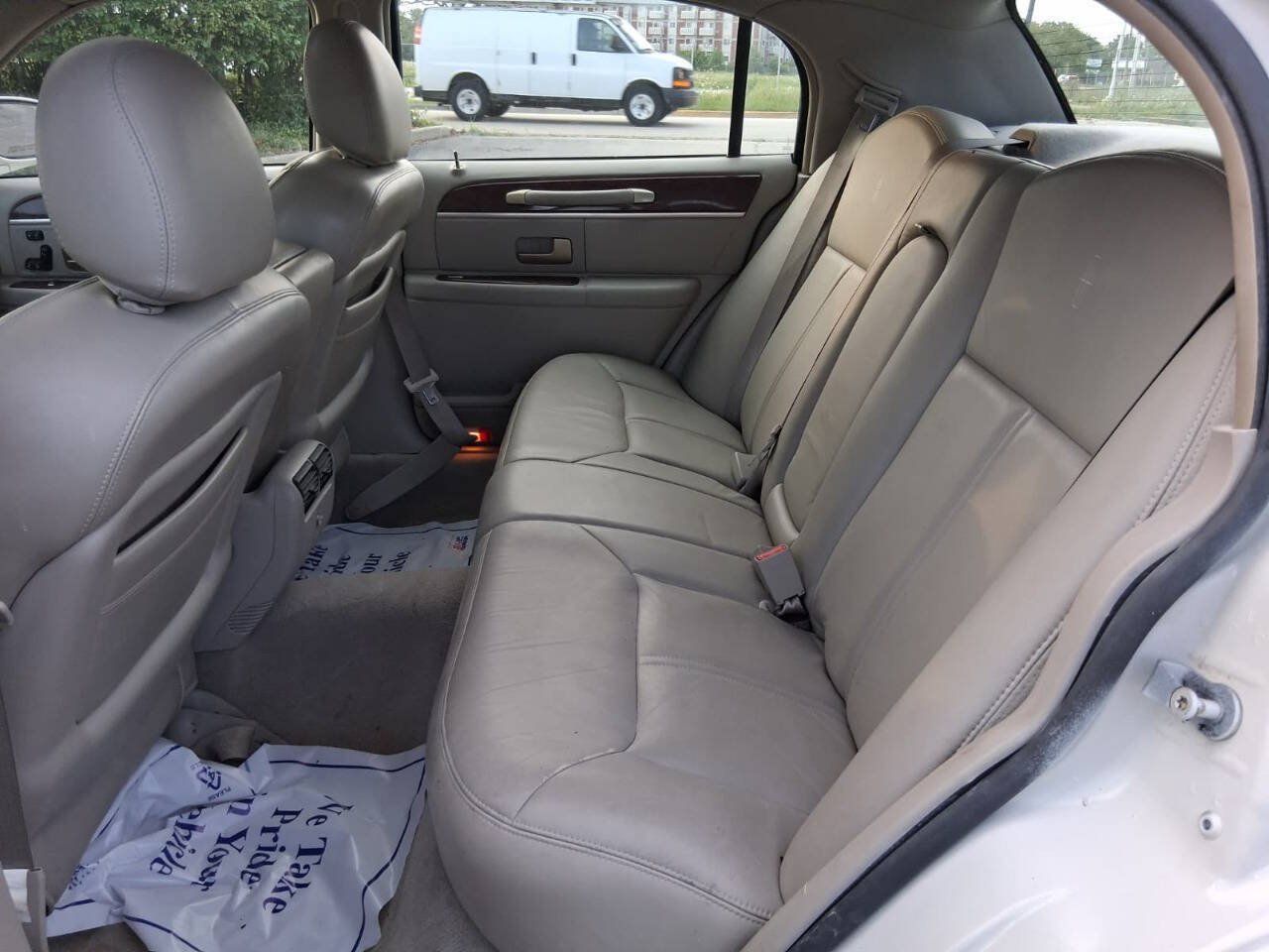 Used 2005 Lincoln Town Car Signature Limited RWD image 16