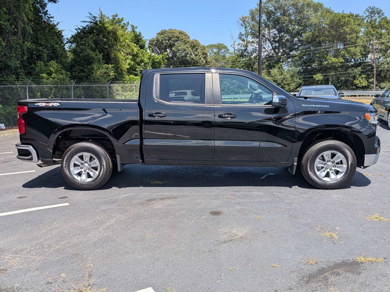 Used 2025 Chevrolet Silverado 1500 LT AWD/4WD image 3