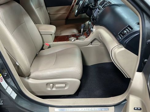 Used 2013 Toyota Highlander Limited image 19