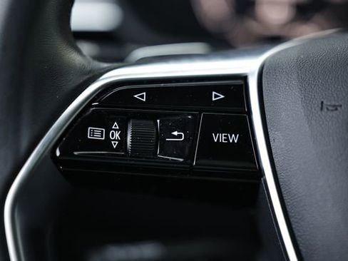 Used 2022 Audi e-tron Premium Plus image 33