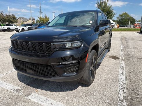 Used 2023 Jeep Grand Cherokee Limited w/ Black Appearance Package AWD/4WD image 1