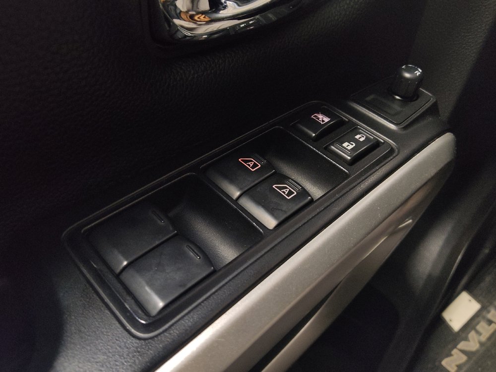 Used 2017 Nissan Titan SV AWD/4WD image 27