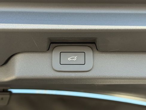 Certified 2025 Land Rover Discovery Dynamic SE image 39