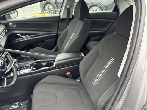Used 2025 Hyundai Elantra SEL image 12