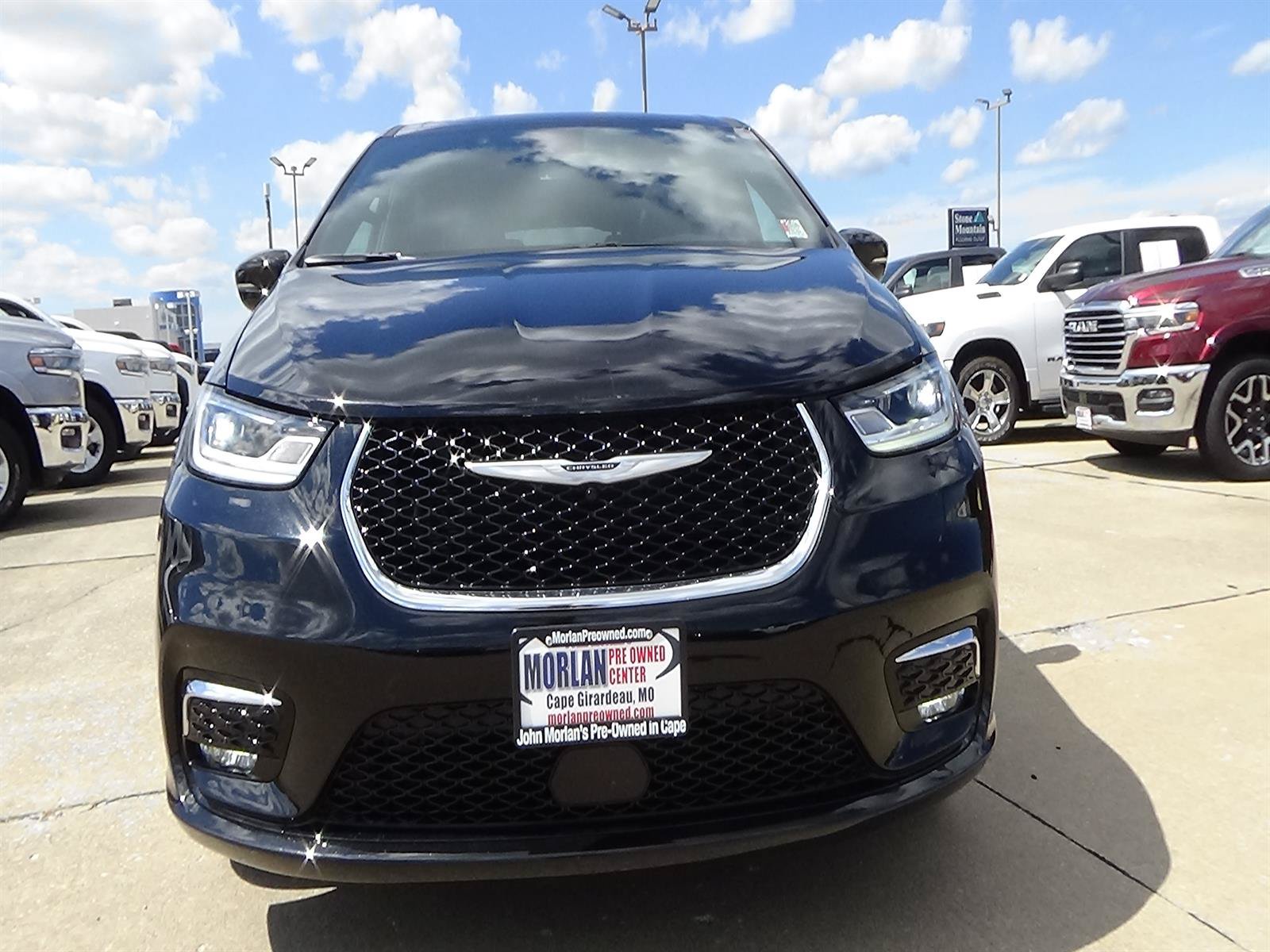 Used 2026 Chrysler Pacifica Limited FWD image 3