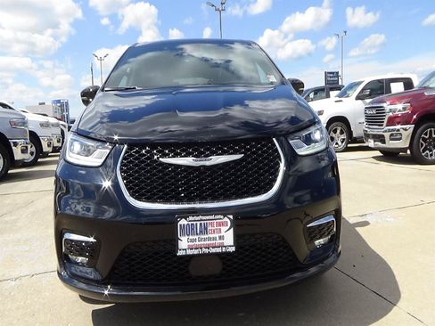 Used 2026 Chrysler Pacifica Limited FWD image 3