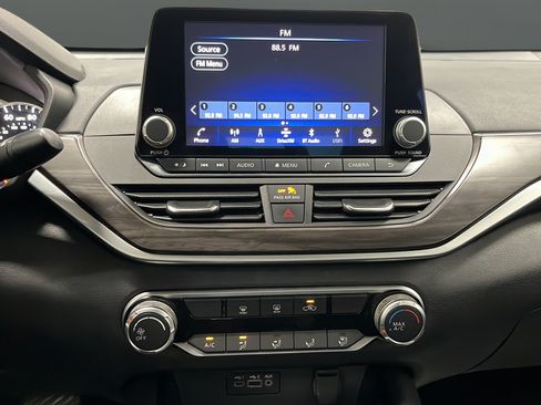Used 2023 Nissan Altima 2.5 SV FWD image 12
