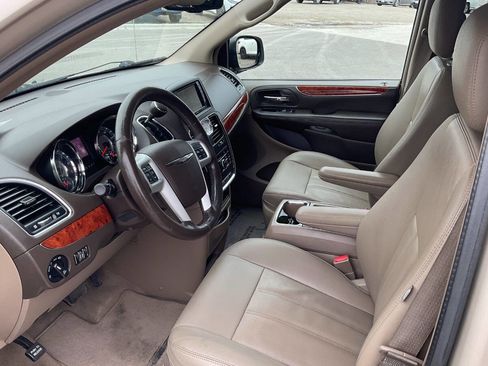Used 2016 Chrysler Town & Country Touring w/ Driver Convenience Group image 14