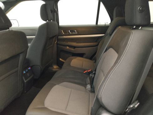 Used 2019 Ford Explorer XLT image 18