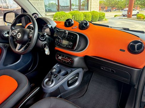 Used 2016 smart fortwo Coupe RWD image 19