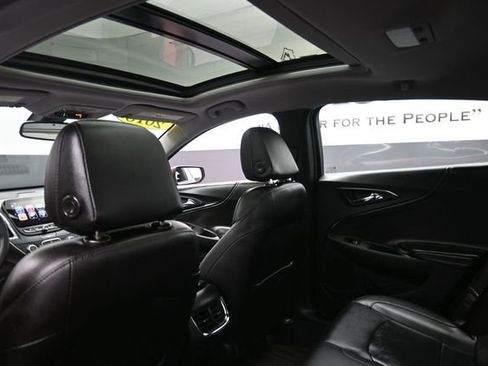 Used 2018 Chevrolet Malibu LT w/ Leather Package FWD image 24