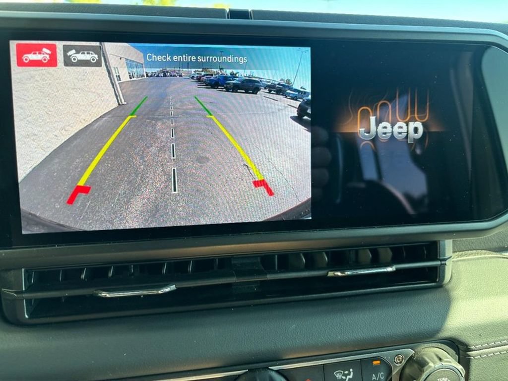 Used 2025 Jeep Wrangler Unlimited Sahara AWD/4WD image 25
