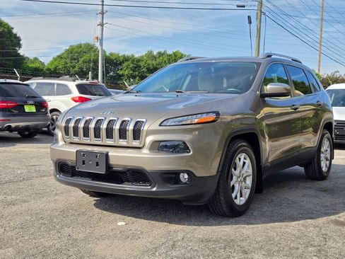 Used 2016 Jeep Cherokee Latitude FWD image 2