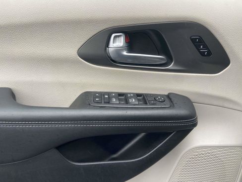 Used 2024 Chrysler Pacifica Touring-L image 19