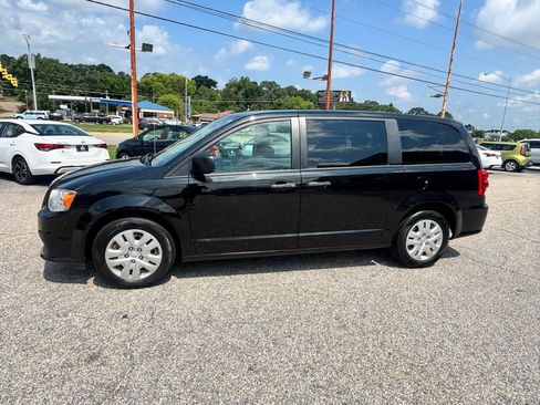 Used 2019 Dodge Grand Caravan SE FWD image 16
