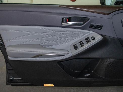 Used 2019 Toyota Avalon Limited image 11