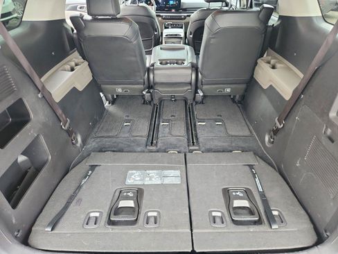 Used 2025 Kia Carnival FWD image 15