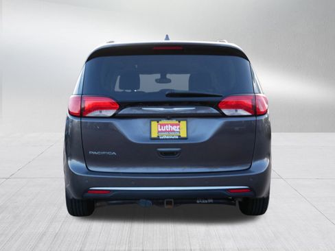 Used 2017 Chrysler Pacifica Touring-L image 6