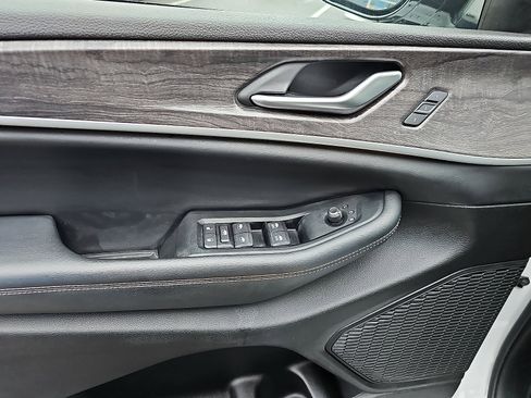 Used 2023 Jeep Grand Cherokee Limited image 13