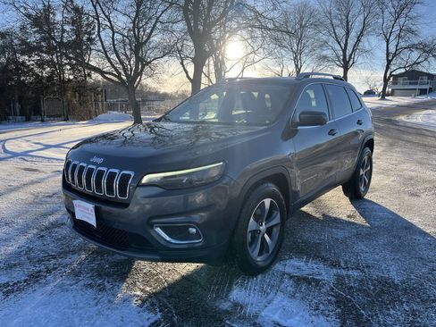 Used 2019 Jeep Cherokee Limited w/ Luxury Group image 2