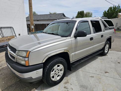 Used 2005 Chevrolet Avalanche Z71 w/ Preferred Equipment Group AWD/4WD image 2