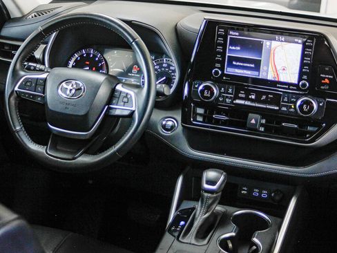 Used 2022 Toyota Highlander XLE image 12