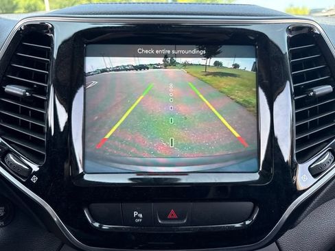 Used 2019 Jeep Cherokee Limited AWD/4WD image 24