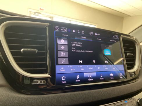 Used 2024 Chrysler Pacifica Touring-L FWD image 29