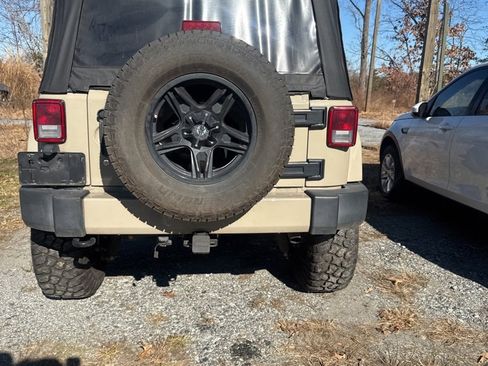 Used 2017 Jeep Wrangler Unlimited Sahara w/ Connectivity Group image 10