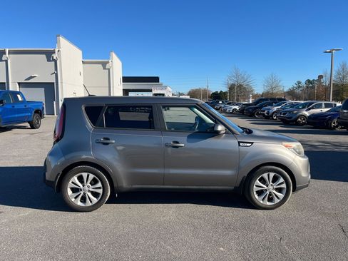 Used 2015 Kia Soul + image 10