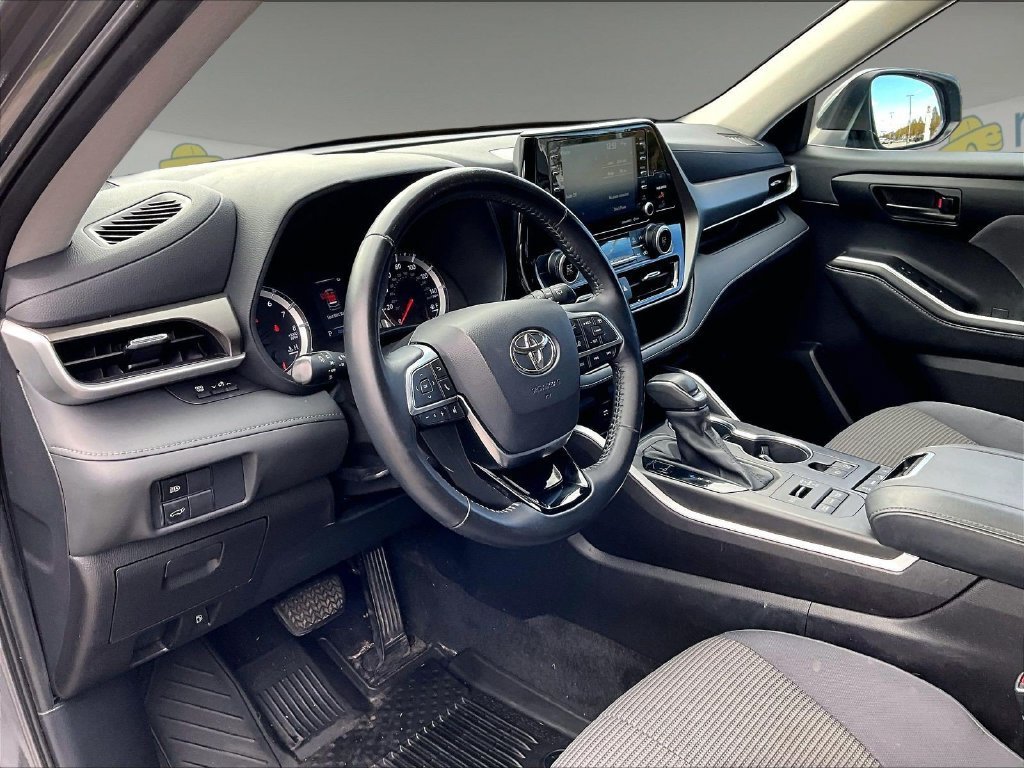 Used 2021 Toyota Highlander LE AWD/4WD image 8