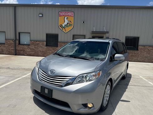 Used 2013 Toyota Sienna Limited w/ Premium Pkg AWD/4WD image 3