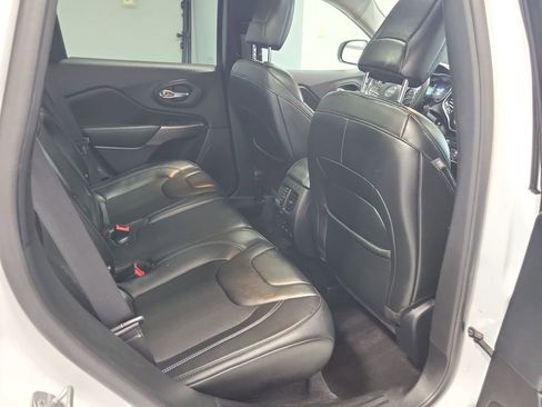 Used 2019 Jeep Cherokee Latitude Plus w/ Comfort/Convenience Group AWD/4WD image 15