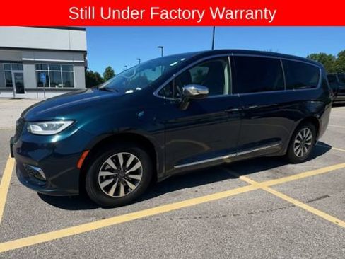 Used 2023 Chrysler Pacifica Limited FWD image 4