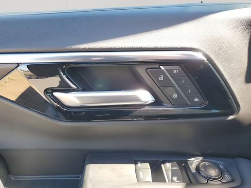 Used 2025 Chevrolet Suburban Z71 image 27