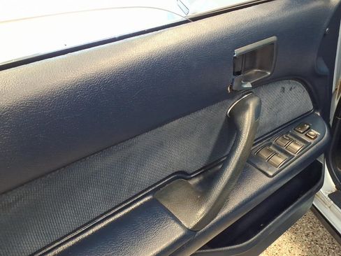 Used 1991 Toyota Camry Deluxe FWD image 8