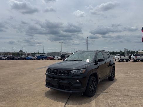 Used 2025 Jeep Compass Latitude w/ Altitude Special Edition AWD/4WD image 7