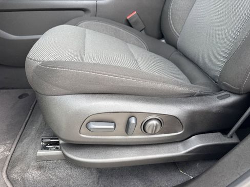 Used 2023 Chevrolet Traverse LT FWD image 19