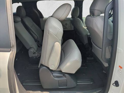 Used 2026 Toyota Sienna XLE FWD image 27