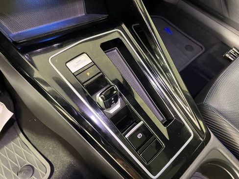 Used 2023 Volkswagen Golf R image 8