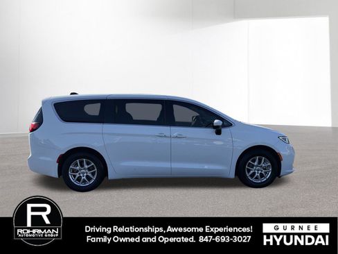 Used 2023 Chrysler Pacifica Touring-L FWD image 10
