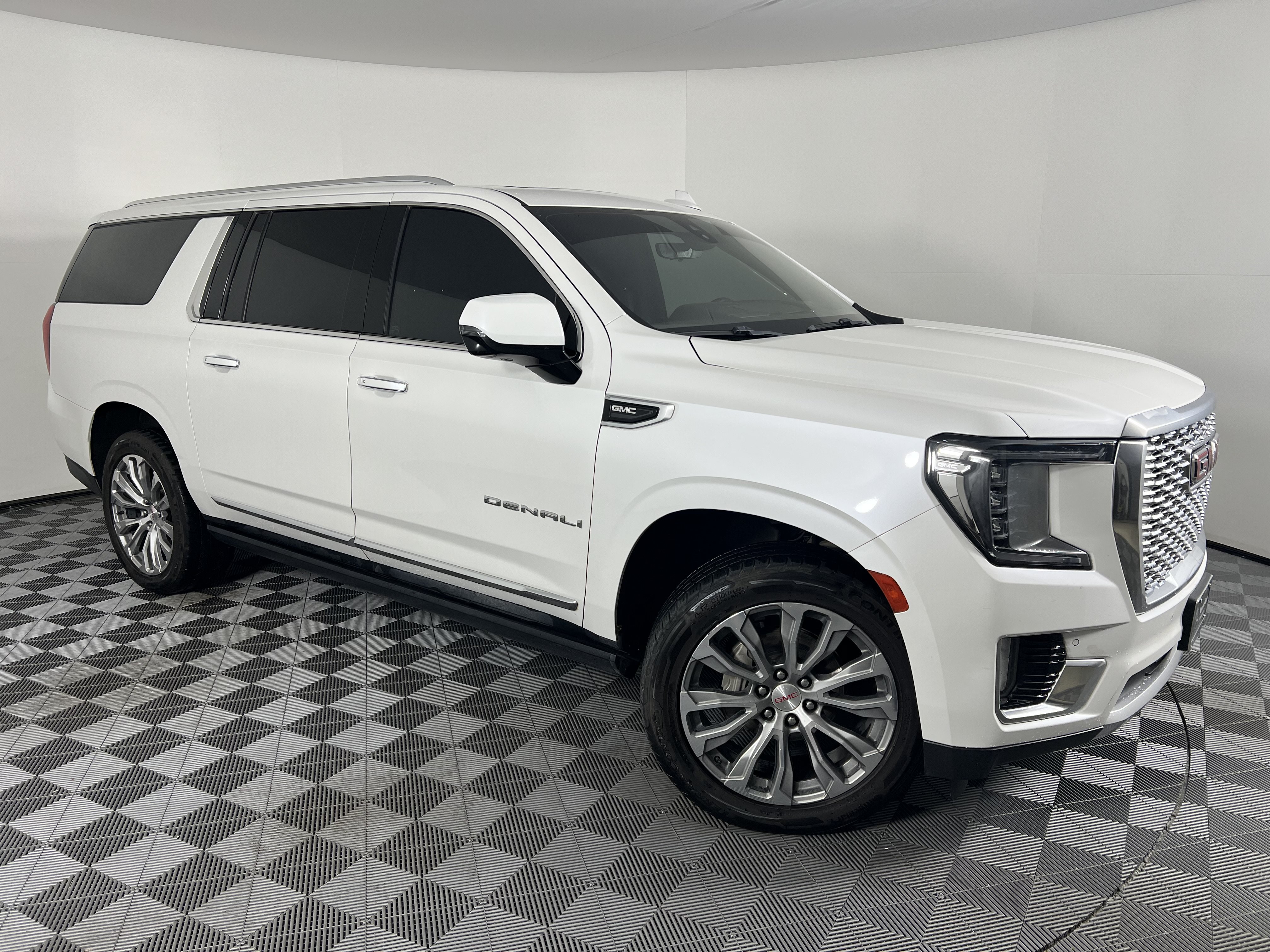 Used 2021 GMC Yukon XL Denali w/ Denali Premium Package AWD/4WD image 2