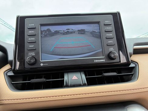Used 2021 Toyota RAV4 XLE w/ Convenience Package FWD image 21