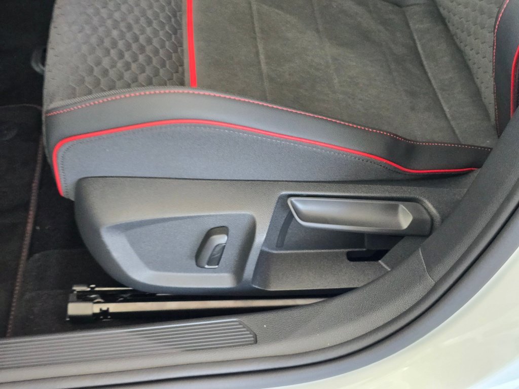 New 2026 Volkswagen GTI SE FWD image 20