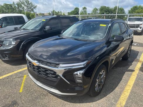 Used 2025 Chevrolet Trax LT w/ Driver Confidence Package FWD image 2