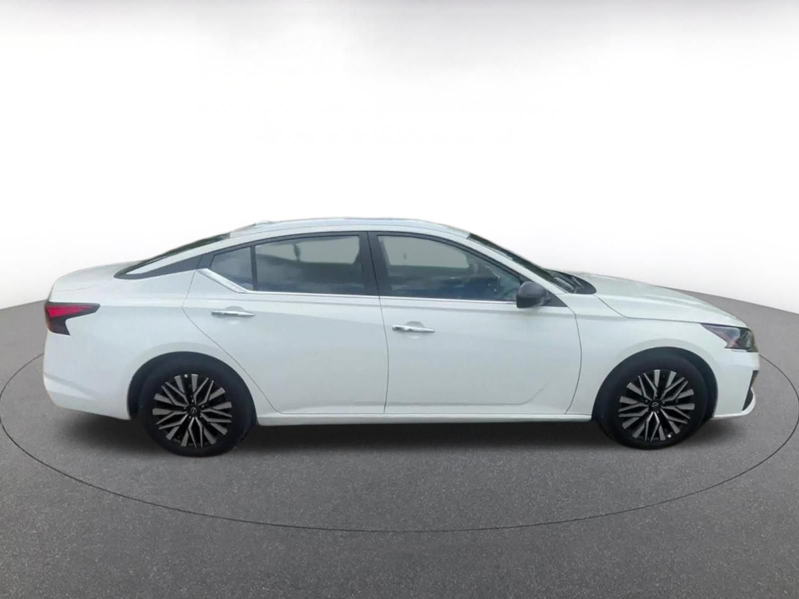 Used 2025 Nissan Altima 2.5 SV FWD image 15