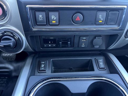 Used 2018 Nissan Titan SV w/ SV Convenience Package image 27